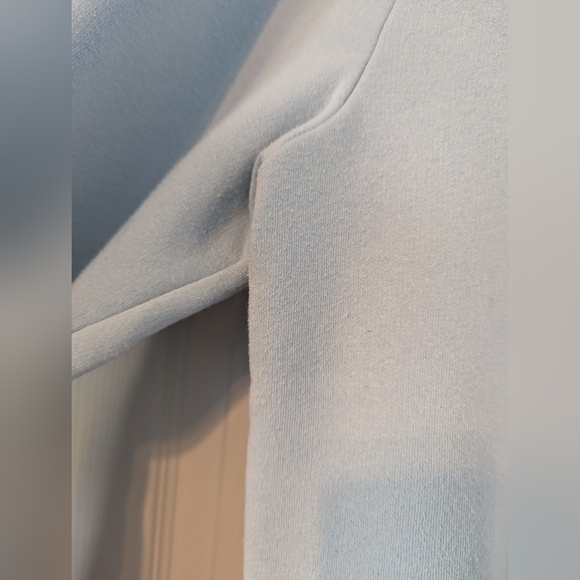 3/$20! H&M Mens Basic Crewneck Sweatshirt - Light Blue - Picture 6 of 14